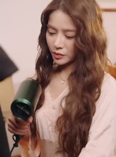 短剧《闪婚后成了满级大佬的心尖宠》96集短剧高清流畅在线免费看