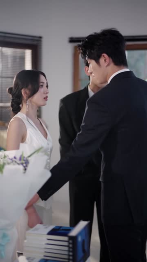 鸢尾盛开时恋她成瘾(20集) 鸢尾盛开时恋她成瘾(20集)短剧合集蓝光画质