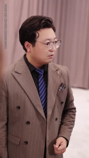 绑定朋友圈系统我成香饽饽（75集）短剧全集热力排行榜之一