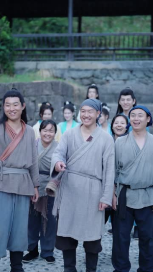 穿越灾荒年，我靠超市仓库救红颜（81集）短剧全集幕后花絮版