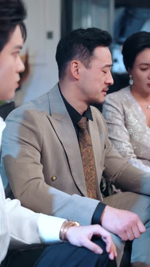 老婆挺住,我解锁宝箱开挂唤醒你(81集) 老婆挺住,我解锁宝箱开挂唤醒你(81集)短剧热映全集免费刷