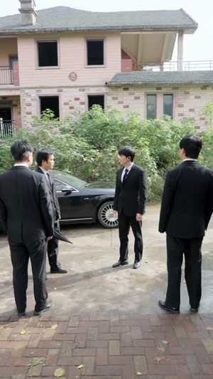 夫人的忠犬保镖专治不服（34集）短剧全集解锁零收费