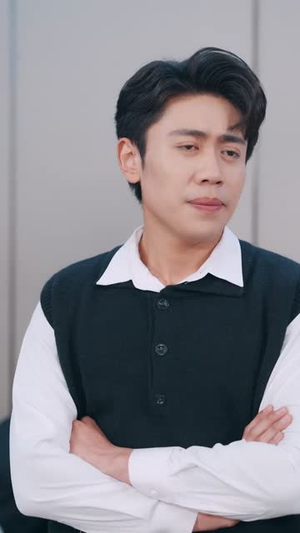 都重生了,亲一下学姐不过分吧(80集) 都重生了,亲一下学姐不过分吧(80集)短剧全集无删完整版