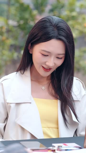 荆棘蔷薇凌霜开（70集）短剧全集高清完整版