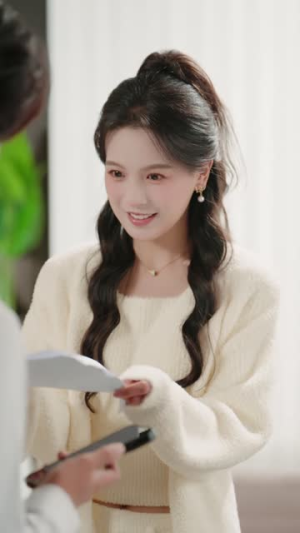 只给钱不回家的老公突然回来了（70集）短剧最终章免费合集