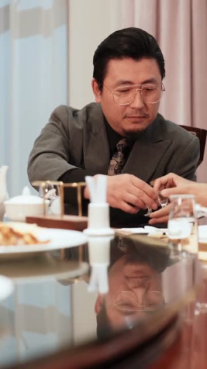 五一归家路，当凤凰男遇上硬核岳母（60集）短剧全剧终限免畅刷