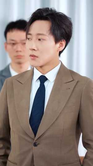 攻略游戏：我横扫所有白月光（72集）短剧限免全集任你点