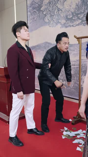 直播鉴宝:百元开局,狂赚八千万(70集) 直播鉴宝:百元开局,狂赚八千万(70集)短剧合集蓝光画质